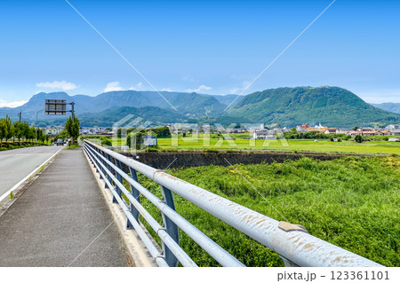 玖珠盆地のメルヘン大橋と伐株山と町並み 123361101