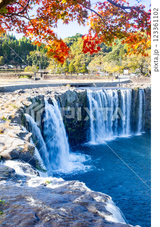 原尻の滝　紅葉 123361102