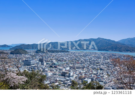 城山からの佐伯市街地と番匠川の眺望 123361118