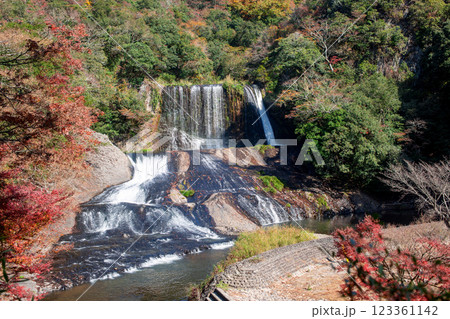 龍門の滝と紅葉 龍門の滝と紅葉 123361142