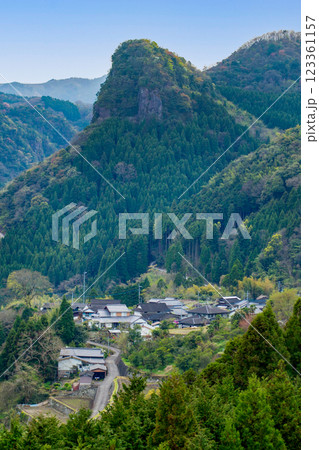 秋の由布岳と湯布院盆地を走るゆふいんの森 123361157