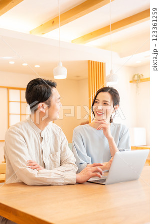 若い夫婦　リビング　パソコン 123361259
