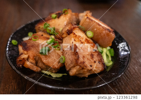 日本で食べたとても美味しい沖縄の伝統気な料理	 123361298