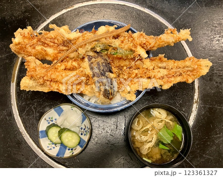 大きな穴子天丼　名物料理　デカ盛りの天丼 123361327