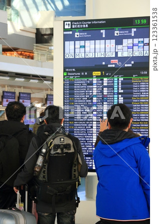 空港の時刻表を確認する旅行客　飛行機の時刻表 123361538