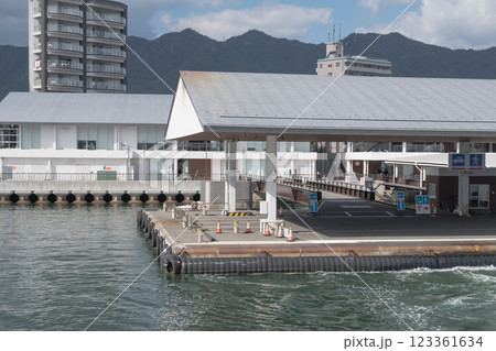 【広島宮島口　宮島口JR西日本宮島フェリー乗り場】 123361634