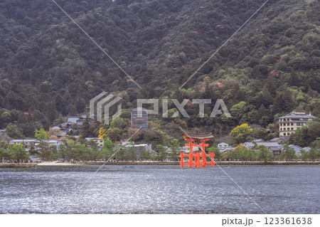 【広島宮島 宮島口JR西日本宮島フェリーからの大鳥居】 【広島宮島 宮島口JR西日本宮島フェリーからの大鳥居】 123361638