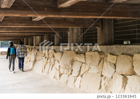【広島宮島　豊国神社の縁の下　人有り】 123361645