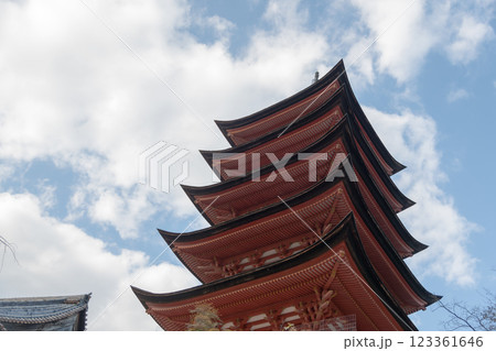 【広島宮島 厳島神社の五重塔】 【広島宮島 厳島神社の五重塔】 123361646