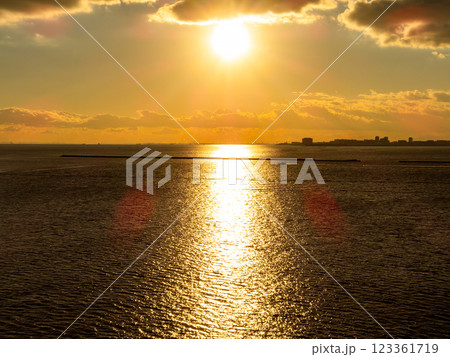 都心に沈む東京湾の美しい夕陽 123361719