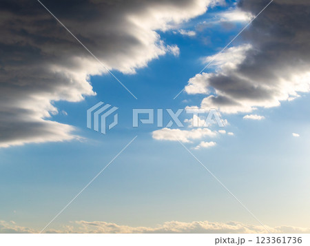 青空と雲が織りなすダイナミックな空の景色 123361736