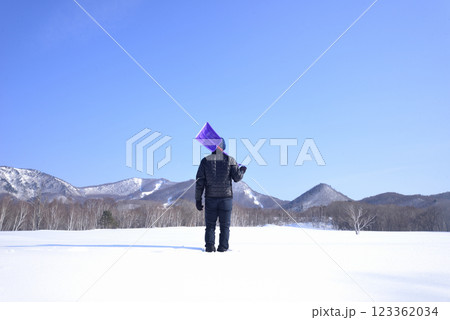 豪雪地帯で田舎暮らしをしている老人のライフスタイル 豪雪地帯で田舎暮らしをしている老人のライフスタイル 123362034
