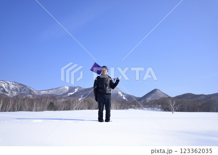 豪雪地帯で田舎暮らしをしている老人のライフスタイル 豪雪地帯で田舎暮らしをしている老人のライフスタイル 123362035