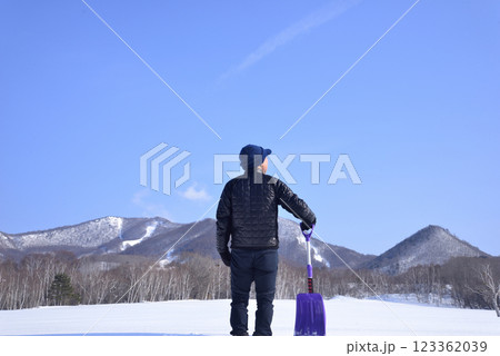 豪雪地帯で田舎暮らしをしている老人のライフスタイル 豪雪地帯で田舎暮らしをしている老人のライフスタイル 123362039