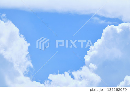 青空の隙間 123362079