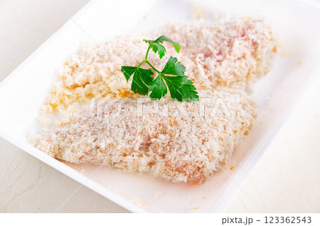 衣をつけた鶏もも肉 衣をつけた鶏もも肉 123362543