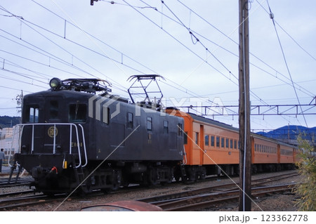 ノスタルジックな新金谷車両区で入替作業をする大井川鉄道E101形電気機関車_2025/1/12撮影 123362778