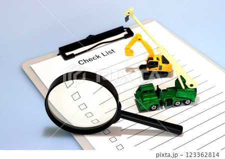 業務点検（チェックリスト・働く車イメージ） 123362814