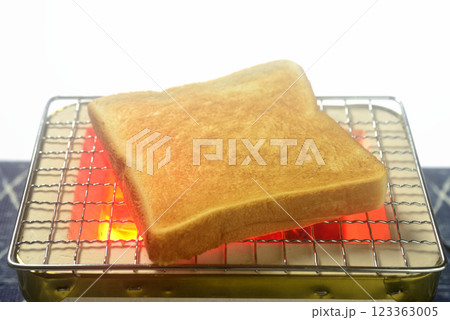 七輪で食パンをトーストする 七輪で食パンをトーストする 123363005