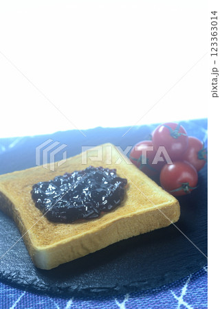 皿に盛ったトーストした食パンとミニトマト 皿に盛ったトーストした食パンとミニトマト 123363014
