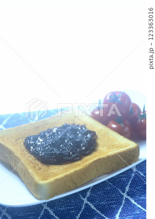 皿に盛ったトーストした食パンとミニトマト 皿に盛ったトーストした食パンとミニトマト 123363016