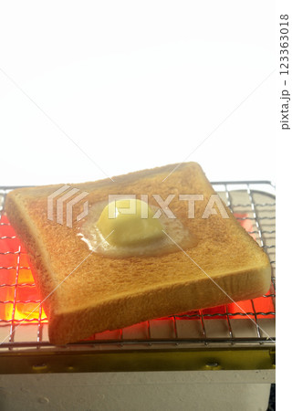 七輪で食パンをトーストする 七輪で食パンをトーストする 123363018