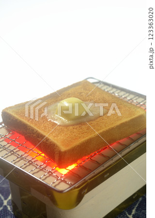 七輪で食パンをトーストする 七輪で食パンをトーストする 123363020