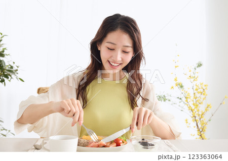 ダイニングで朝ごはんを食べる女性 ダイニングで朝ごはんを食べる女性 123363064
