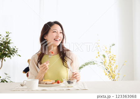 ダイニングで朝ごはんを食べる女性 123363068