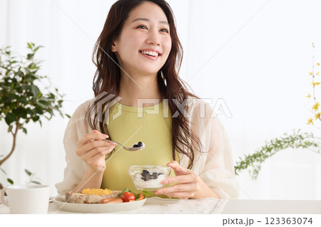 ダイニングで朝ごはんを食べる女性 123363074