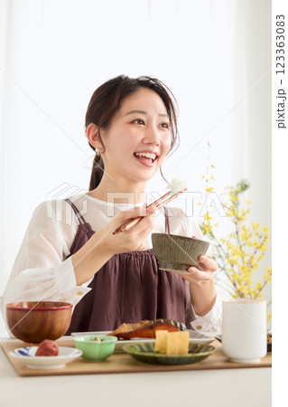 ダイニングで朝ごはんを食べる女性 ダイニングで朝ごはんを食べる女性 123363083