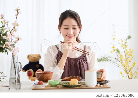 ダイングで朝ごはんを食べる女性 ダイングで朝ごはんを食べる女性 123363090