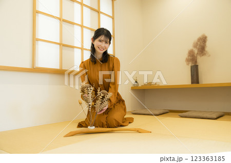 和室に正座する女性 123363185