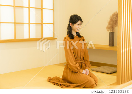 和室に正座する女性 123363188