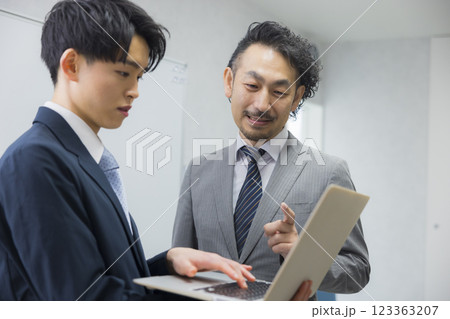 プレゼンテーションをするビジネスマン　 123363207