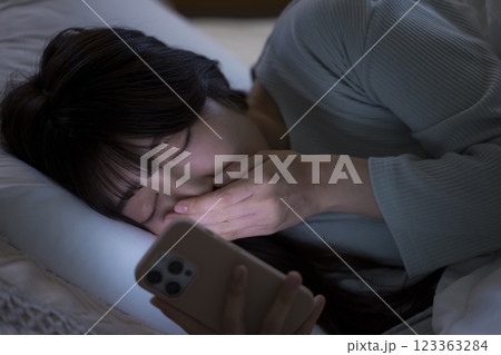 ベッドでスマホを見る女性　 123363284