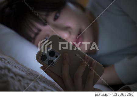 ベッドでスマホを見る女性　 123363286