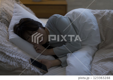 ベッドでスマホを見る女性　 123363288
