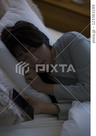 ベッドでスマホを見る女性　 123363289