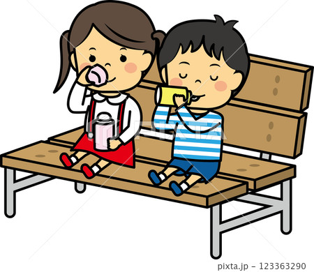 ベンチでお茶を飲む幼い男女 123363290