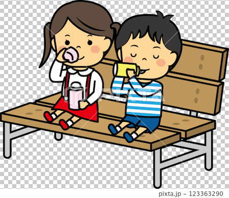 ベンチでお茶を飲む幼い男女 123363290