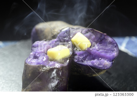 湯気の立ち昇る紫芋のじゃがバター 湯気の立ち昇る紫芋のじゃがバター 123363300