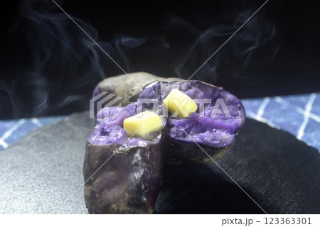 湯気の立ち昇る紫芋のじゃがバター 123363301