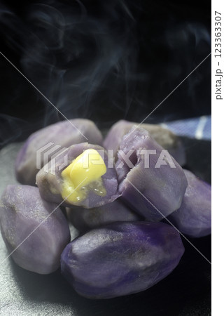 湯気の立ち昇る紫芋のじゃがバター 湯気の立ち昇る紫芋のじゃがバター 123363307