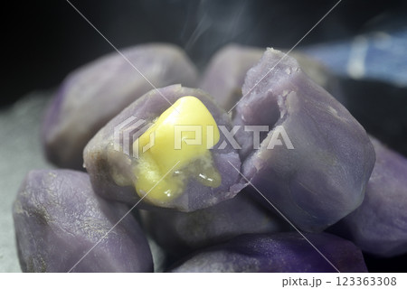 湯気の立ち昇る紫芋のじゃがバター 123363308