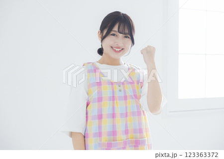 笑顔の若い保育士 123363372