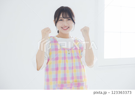 笑顔の若い保育士 123363373