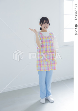 笑顔の若い保育士 笑顔の若い保育士 123363374