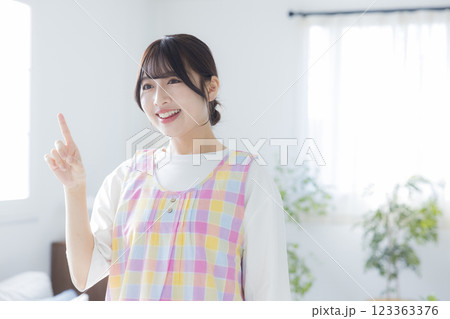 笑顔の若い保育士 笑顔の若い保育士 123363376