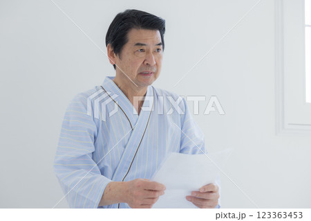 検査結果を見てショックを受ける中年男性 123363453